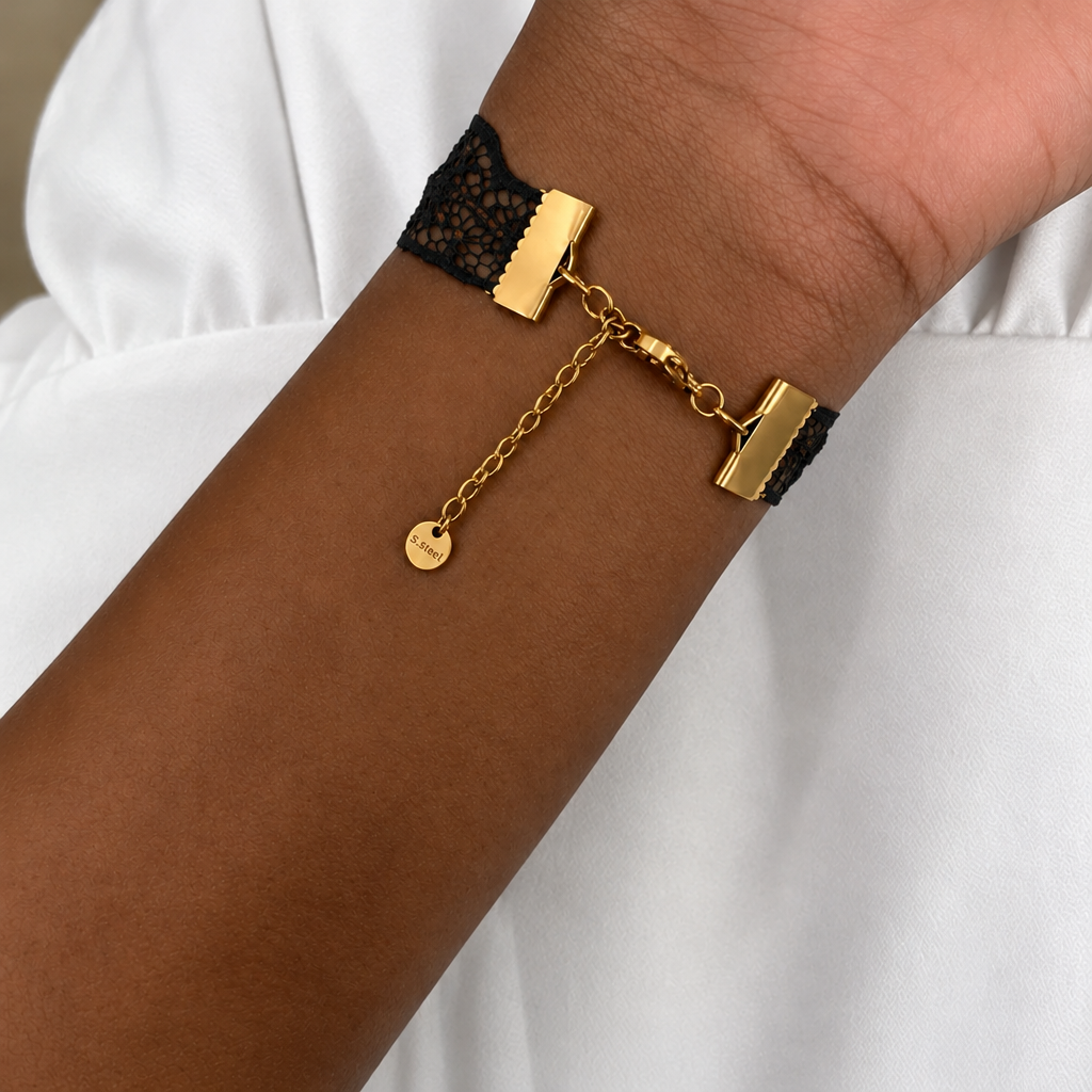 Bracelet vu de dos avec dentelle noire