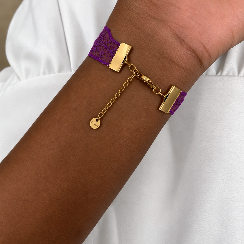 Retouche de l’arrière du bracelet avec dentelle violette Lilia